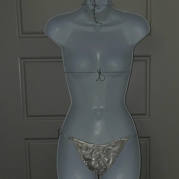 Minimalistic Silver Competition Bikini with Scrunch Bottom & Elastic Ties Small - Picture 10 of 13